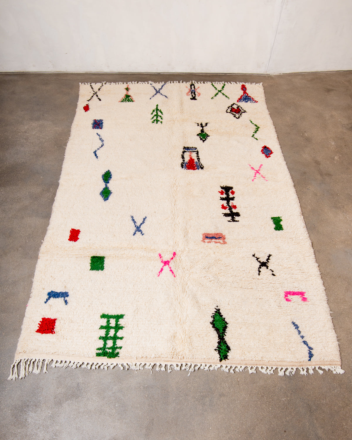 Modern designer handcrafted Berber rug from Morocco. Azilal rug with beautiful colours and patterns. Made of sheep’s wool and cotton.